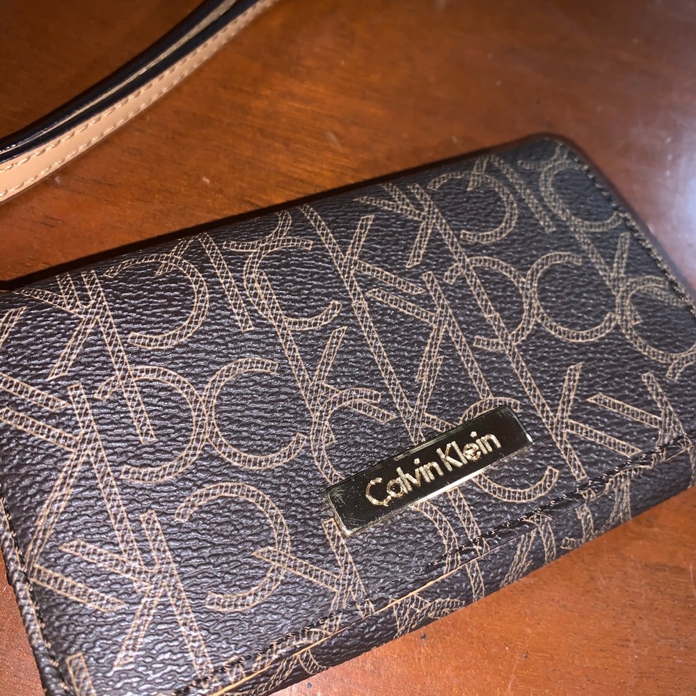 ✨ NWOT Calvin Klein Phone Wristlet ✨